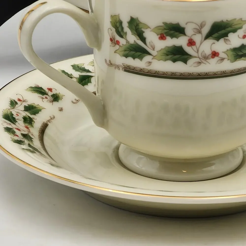 ROYAL LIMITED Holly Holiday 12 Piece Dinnerware Set Japan J-9821 Vintage 1987